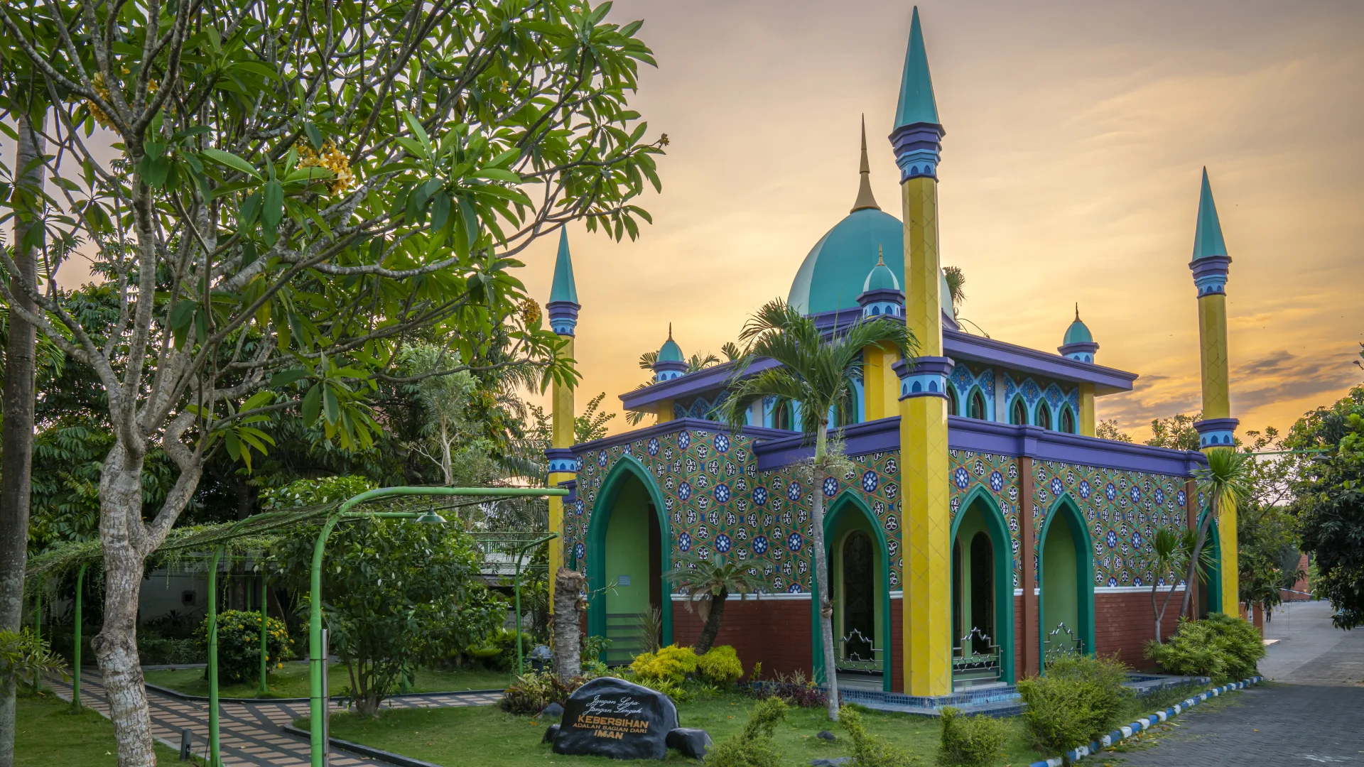 Masjid Taajul Mudzakkirin
