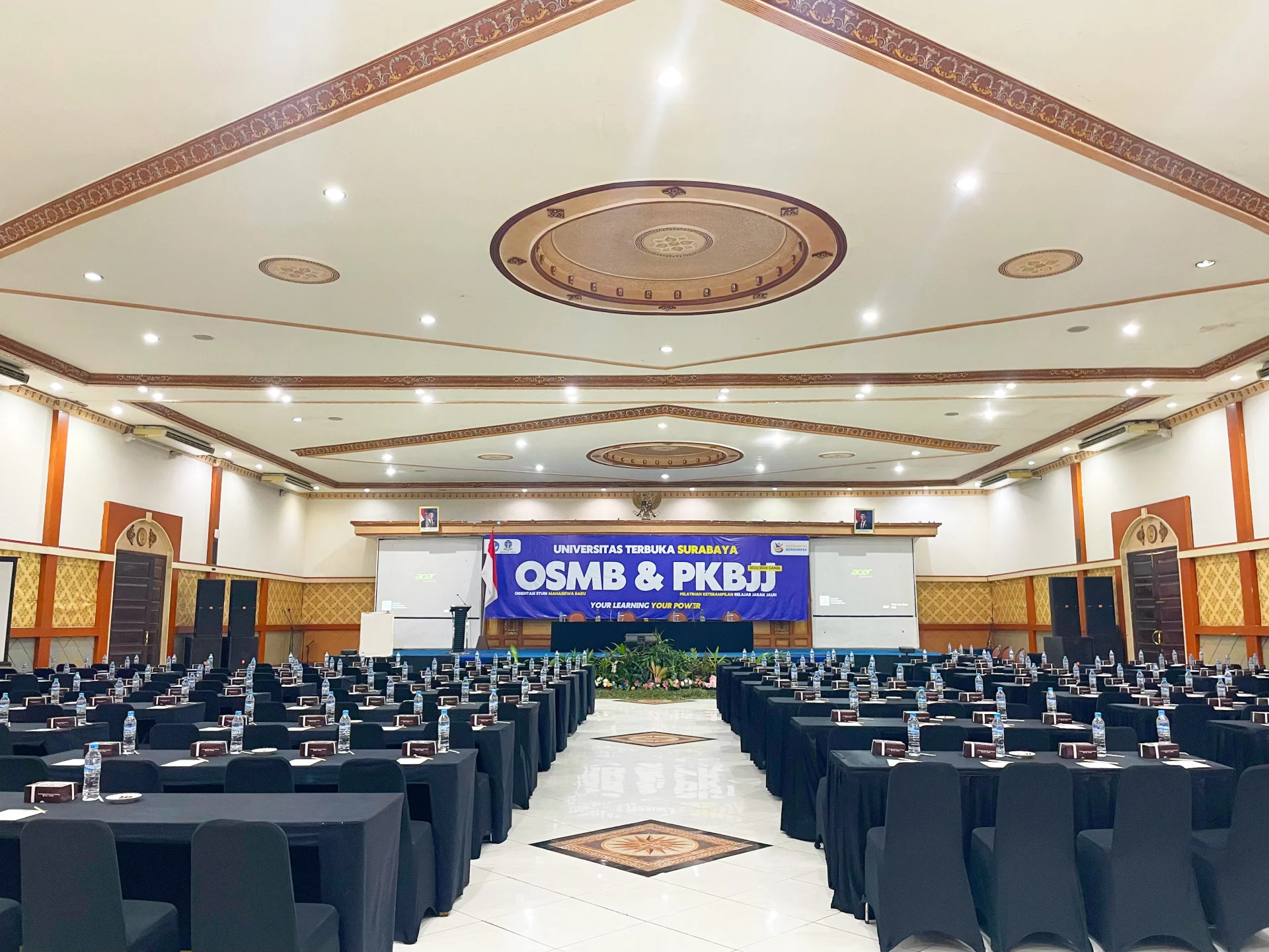 BUSYRO BALLROOM HOTEL YUSRO JOMBANG
