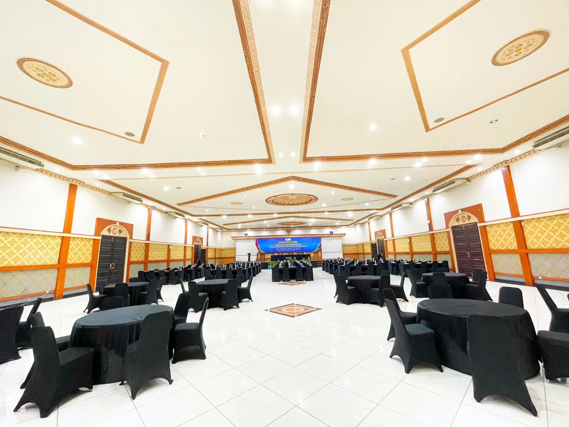 BUSYRO BALLROOM HOTEL YUSRO JOMBANG